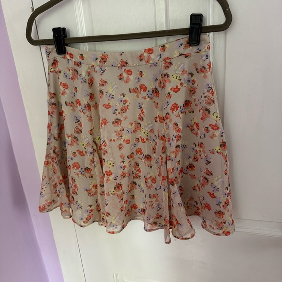 BCBGeneration Chiffon Floral Mini Skirt Above Knee Sz 8 Beige w. Orange Flowers - Picture 2 of 5